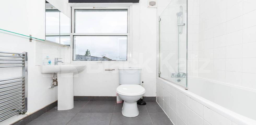 Split level three bedroom flat with modern furnishings mins to tube & shops Brecknock Road, Tufnell Park